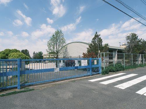 町田市立つくし野小学校 90m