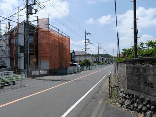 西側道路（撮影 2026.05）