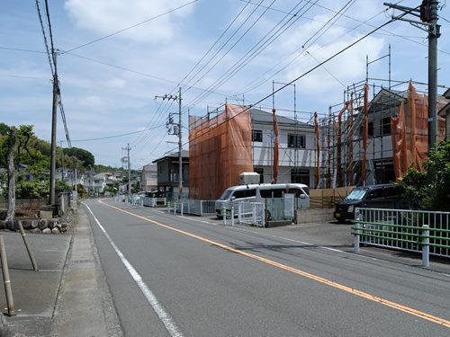西側道路（撮影 2026.05）