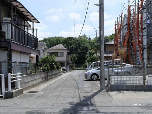 北側道路（撮影 2026.05）