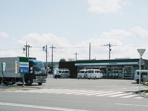 ファミリーマート日野バイパス店 270m