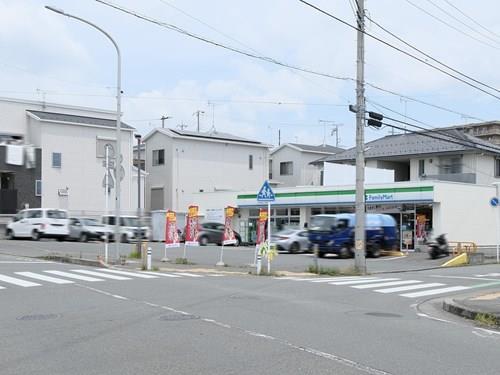 ファミリーマート大和代官二丁目店390m