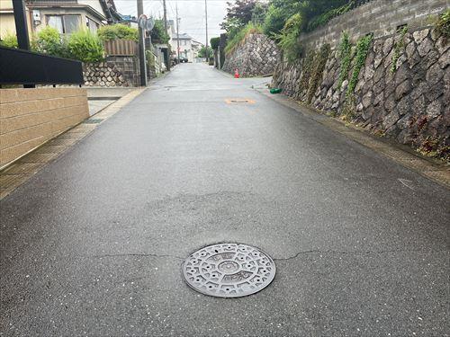 南側前面道路写真（撮影：2024年7月）