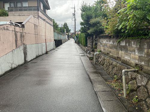 西側前面道路写真（撮影：2024年7月）