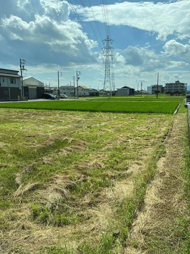 上空に高圧線が通ってます