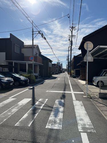 北東側前面道路