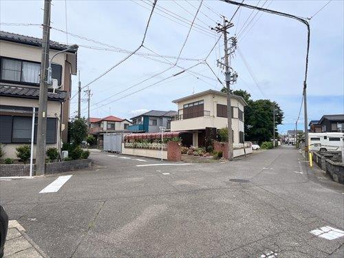 西側前面道路南側交差点付近