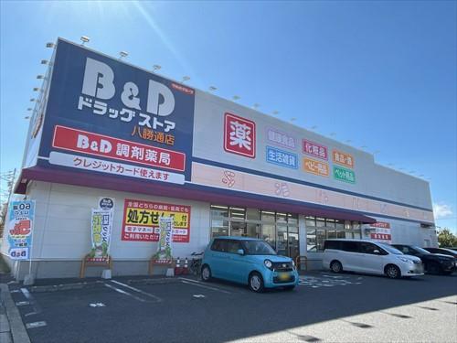 ツルハドラッグストア八勝通店まで390m