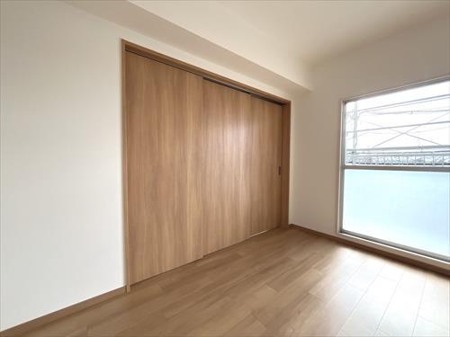 リビングおよび南東側洋室の間仕切り