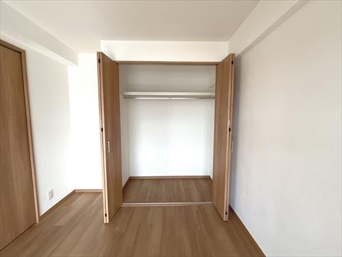 南東側洋室収納