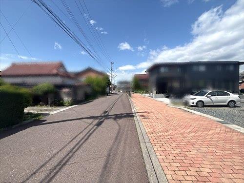 西側前面道路
