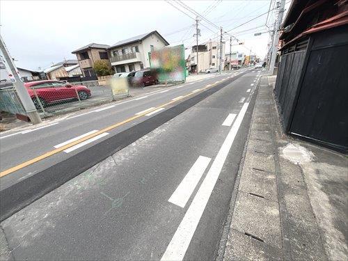 西側前面道路