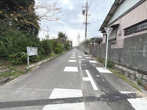 東側接道道路（2026年10月撮影）