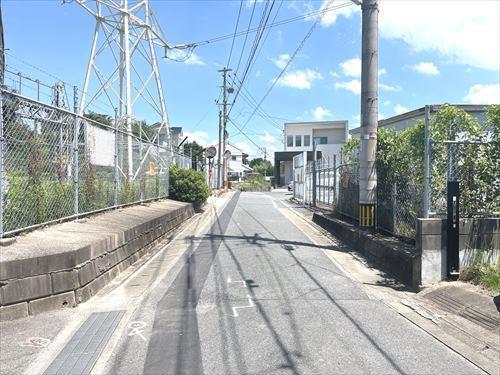 前面道路（東側方向）