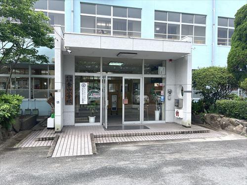 金山小学校まで570ｍ