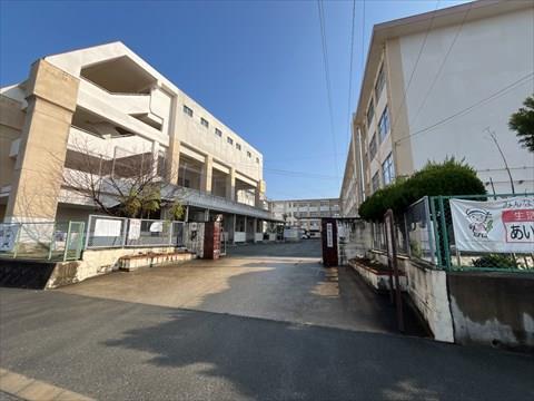 賀茂小学校まで1030ｍ