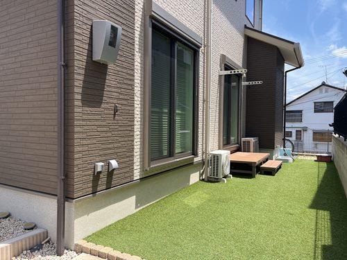 庭（人工芝・ウッドデッキ）