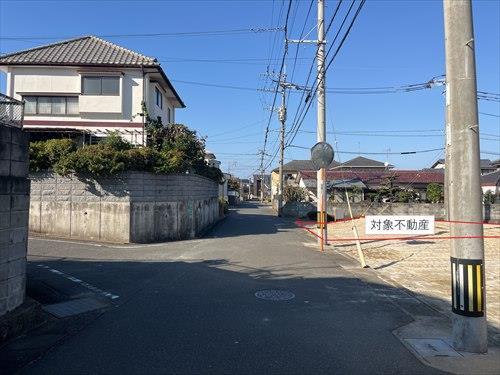 西側前面道路（南側から撮影）