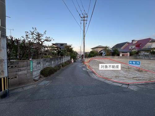北側前面道路（西側から撮影）