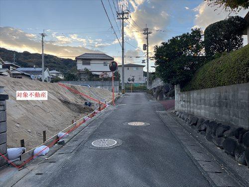 北側前面道路（東側から撮影）