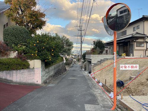 北側前面道路（西側から撮影）