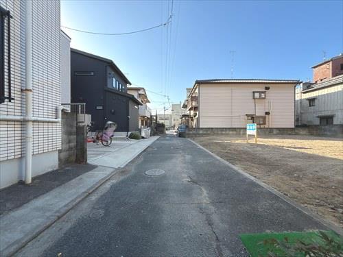 前面道路（東側から撮影）