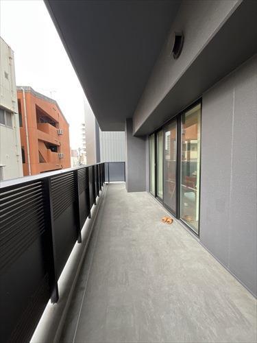 南側バルコニー（幅9.6m）