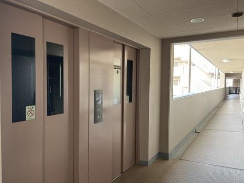 5階エレベーターホール
