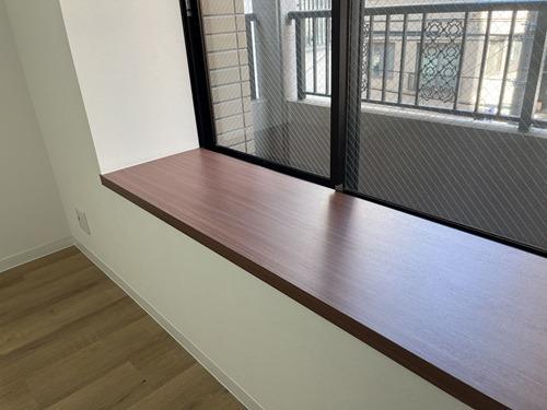 洋室約6帖の腰掛けができる出窓