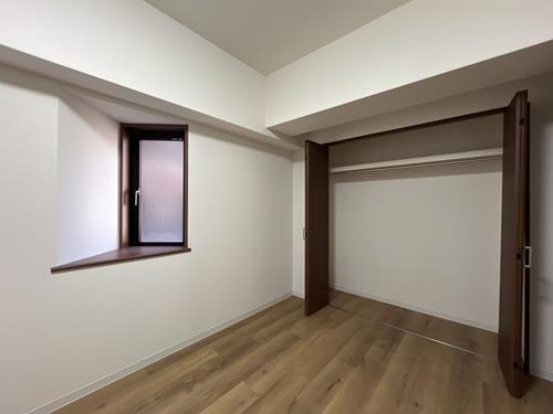 洋室約6.8帖の窓・収納