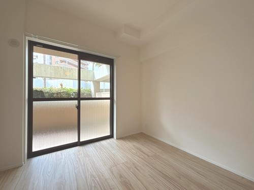 南側洋室約4.8帖