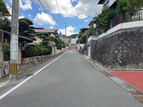 東側前面道路（北側から）