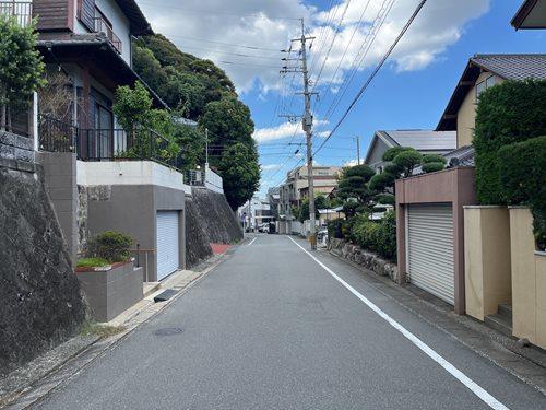 東側前面道路（南側から）