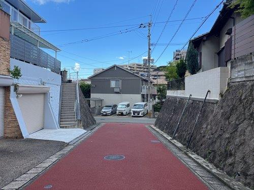 北側前面道路（西側から）
