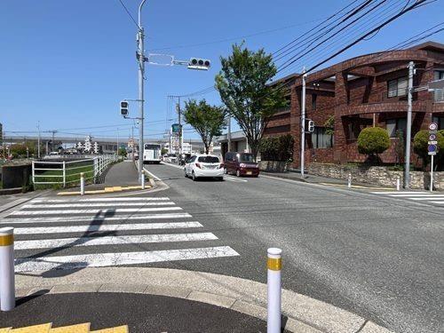 西側前面道路