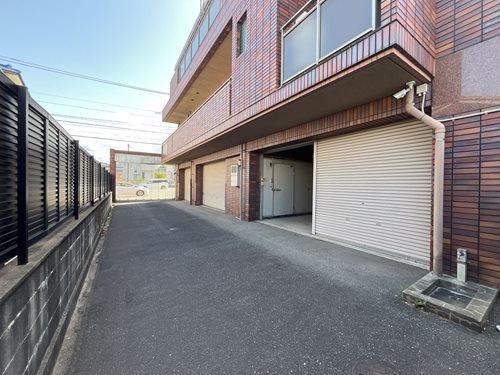 南側間口、1階ガレージ