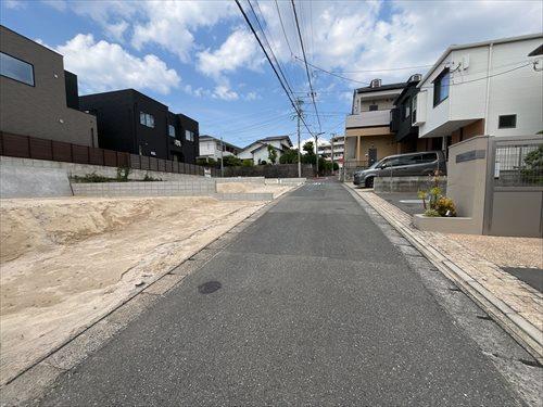 南東側前面道路