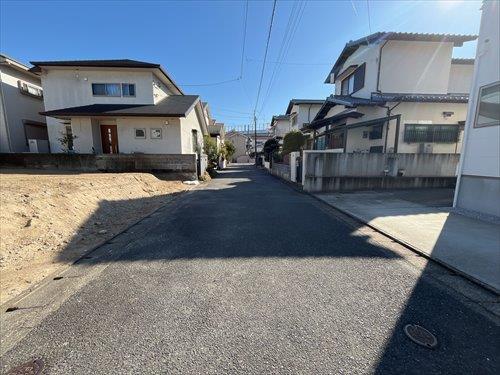 西側前面道路