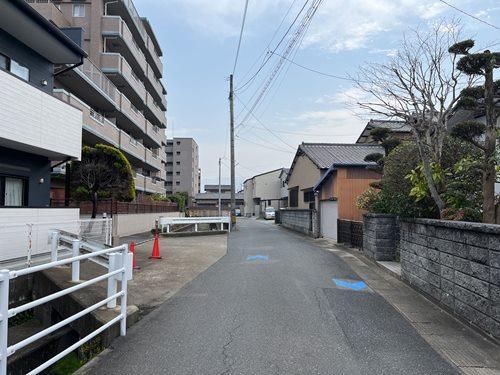 西側前面道路