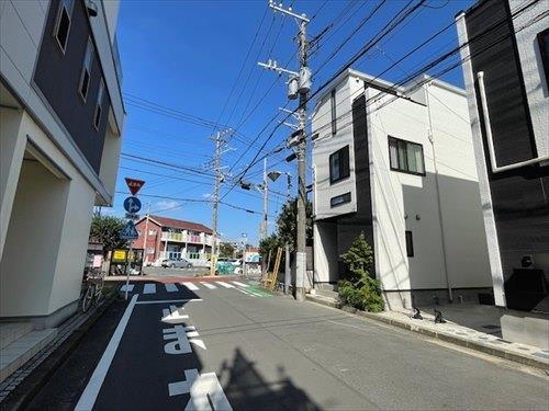 前面道路を含めた外観