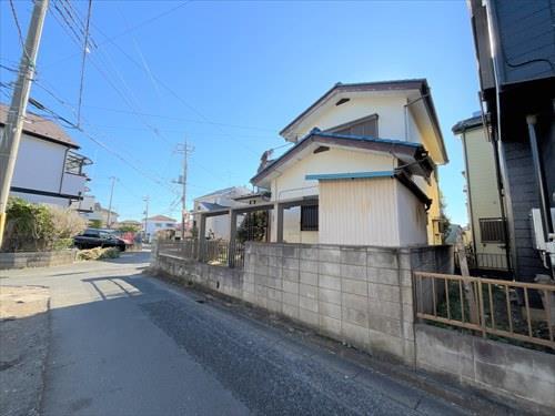 現地写真＋前面道路（北東側）