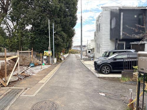 北西側道路（2025年12月撮影）