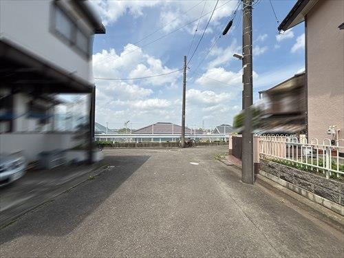 西側前面道路