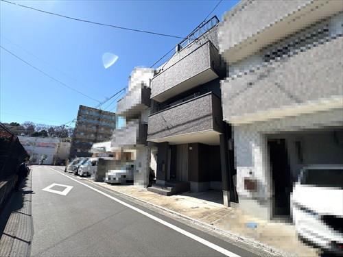 外観＋前面道路