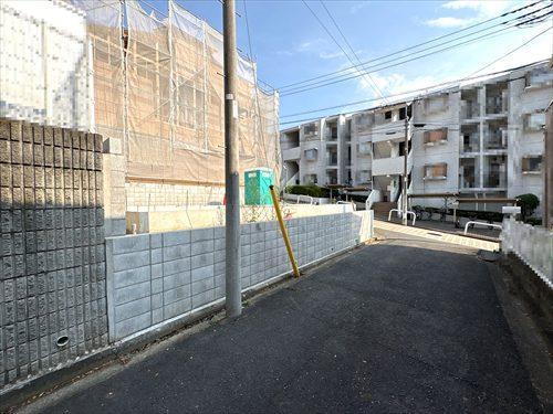 北西側前面道路（2026年８月撮影）