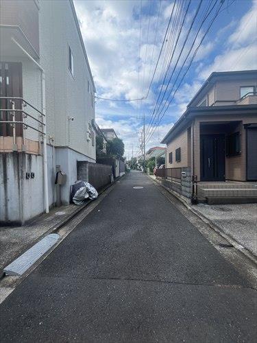 北東側前面道路（撮影：2026年9月）