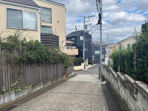 南側前面道路（撮影：2026年9月）
