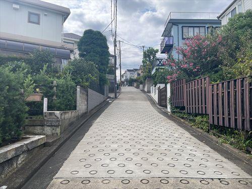 南側前面道路（撮影：2026年9月）