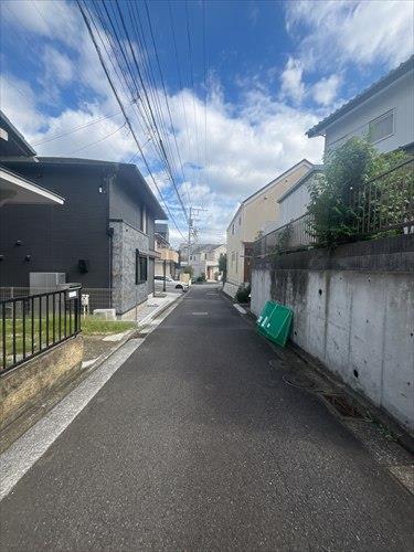北東側前面道路（撮影：2026年9月）