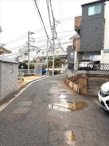 西側前面道路（2026年9月撮影）